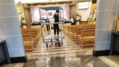 快訊／暴雨猛擊！北市二殯水淹腳掌⋯喪家「泡水」辦告別式 社會 三立新聞網 Setncom