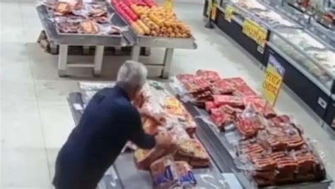 Câmeras de segurança flagram homem roubando 120 kgs de carne em mercado