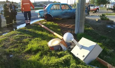 Perdi El Control Del Auto Y Derrib Un Poste De Luz Y Una C Mara De