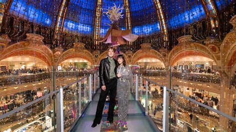 Galeries Lafayette inaugura decoração natalina de 2023 em Paris