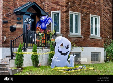 Halloween Decorations - Neighborhood scenes Stock Photo - Alamy