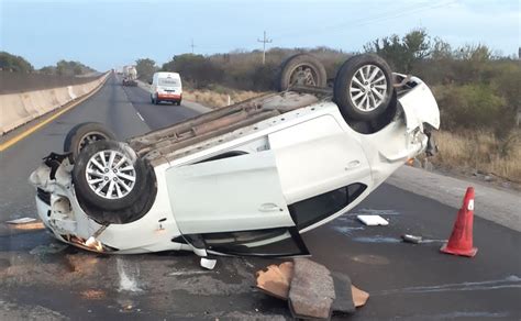 Vuelca auto sobre la carretera Mazatlán Culiacán a la altura de Elota