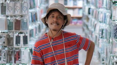 Sosok Raim Laode, Penyanyi yang Lantunkan Lagu Komang - TribunNews.com