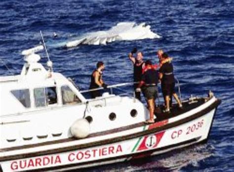 Mueren 13 al caer avión al mar La Nación