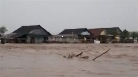 Tanggul Kali Beringin Jebol Ratusan Rumah Warga Di Kelurahan Mangkang