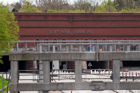 A Unfall In Hamburg Elbtunnel Teilweise Gesperrt