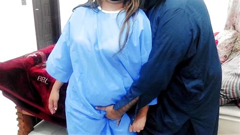 Doctor paquistaní mostrando polla a enfermera en sexo anal con audio