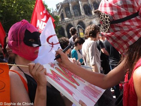 Retour En Images Sur La Manifestation De Soutien Aux Pussy Riot Elle