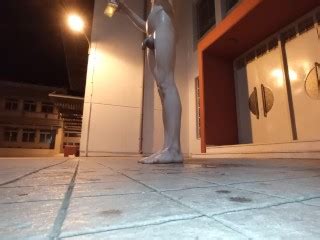 在公共场合赤裸裸地玩小便 Pornhub Gay