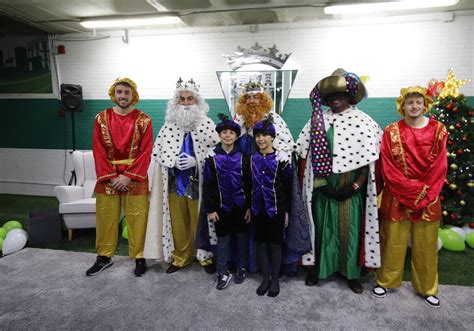 Fotogaler A Las Impresionantes Colas Para Ver A Los Reyes Magos En El