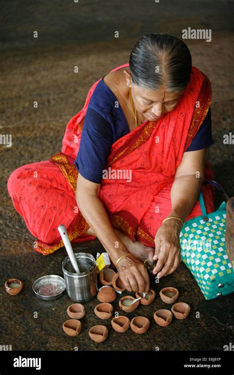 Mujer Haciendo Lámparas De Aceite Trichy Templo De Srirangam