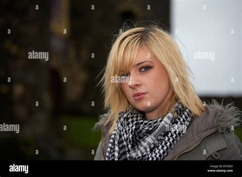 Blonde J Hrige M Dchen Tragen Jacke Und Schwere Schal Blickkontakt Bei Leichtem Regen Vor