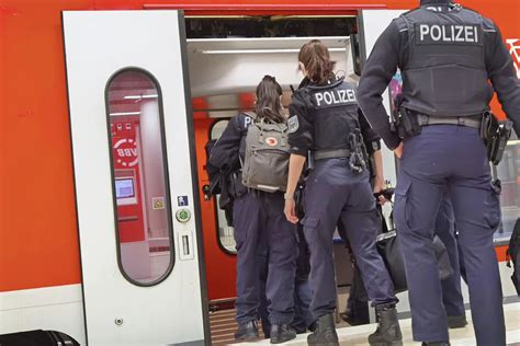 Halle Mann Ohne Ticket Bei T Schaffnerin Und Zieht Dann Vor Der