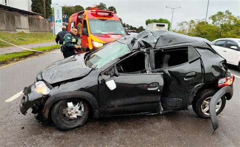 Motorista destrói Kwid na Linha Verde em Curitiba mas escapa