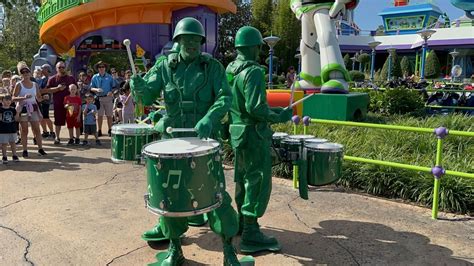 Photos Video Green Army Men Return To Toy Story Land At Disneys