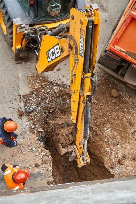 Scavatore Scava Fossa Profonda Per Cambiare E Posare Tubi D Acqua Nuovi