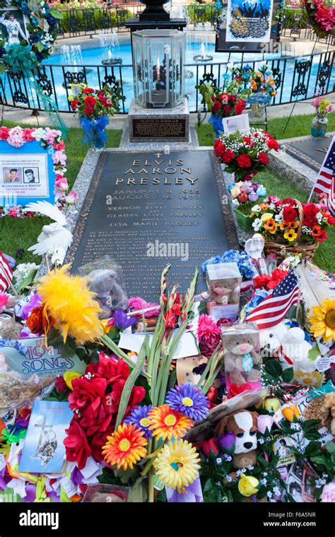 Elvis Presley Grave In Garden Hi Res Stock Photography And Images Alamy