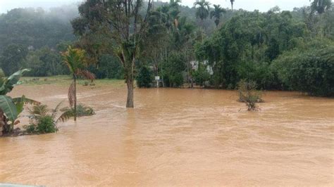 Aliran Sungai Di Taram Lima Puluh Kota Meluap Rendam Jalan Dan Lahan