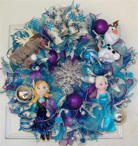 What A Fun Wreath For Frozen Fans The Colors The Dolls The Bow The