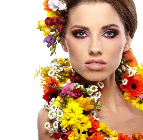 Retrato De Una Mujer Vestida En Flores Foto De Archivo Imagen De Blanco Brunette 29779268