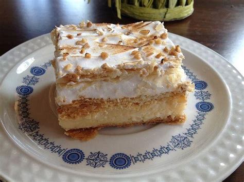 Deliciosas Milhojas De Merengue Y Crema Pastelera O Costrada De Alcal