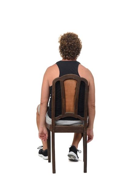 Vista Posterior De Un Hombre Con Ropa Deportiva Sentado En Una Silla