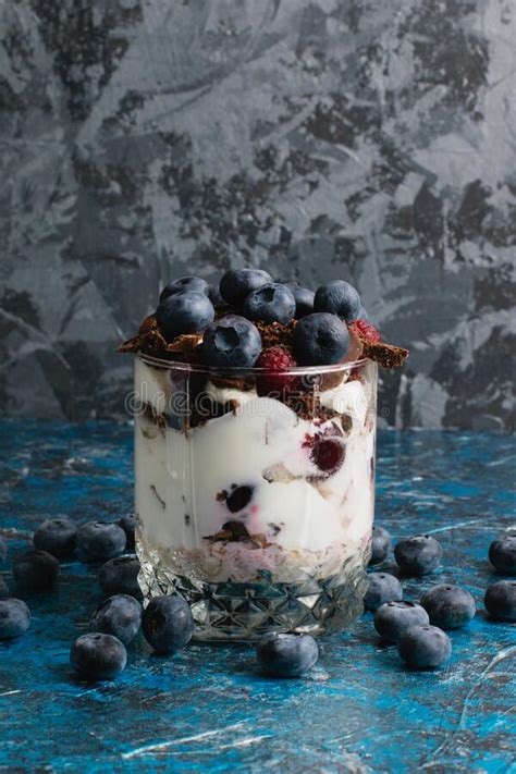 Exquisito Postre Con Helados De Yogur De Chocolate Y Frambuesas En Un