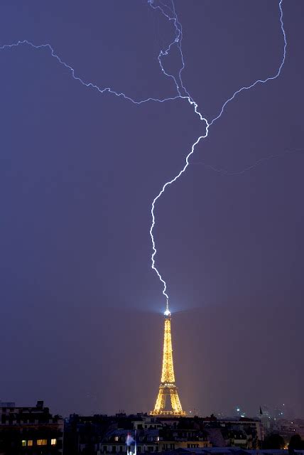 Balão Branco Torre Eiffel sendo atingida por raio