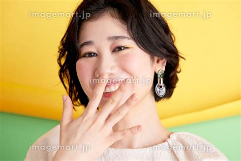 口に手を当てる日本人女性の写真素材 235776328 イメージマート