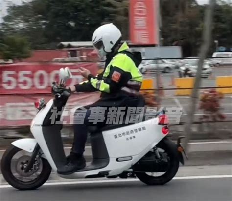 北市警單手騎車、滑手機 遭錄影蒐證po網！警局曝違規原因 社會 三立新聞網 Setncom