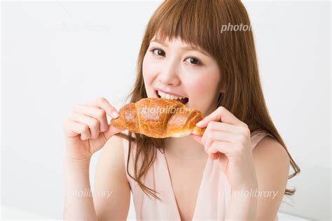 パンを食べる女性 写真素材 [ 6745681 ] フォトライブラリー Photolibrary