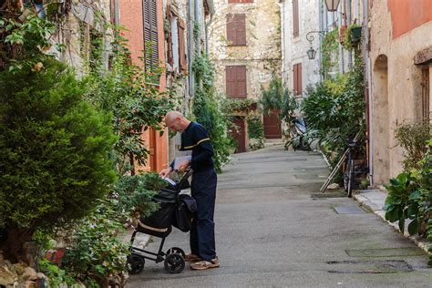 La Poste Postbodes In Frankrijk Letten Op Ouderen Emigreren Frans Nl