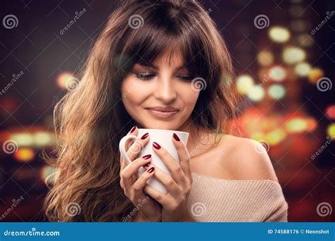 Belle Fille Tenant La Tasse Blanche Photo Stock Image Du