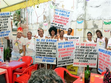 G1 Mudança do Garcia tem mini jegue e protesto contra corrupção