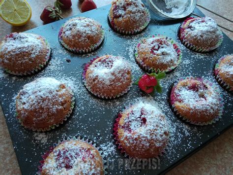 Muffinki Cytrynowe Z Truskawkami Przepis Przyslijprzepis Pl