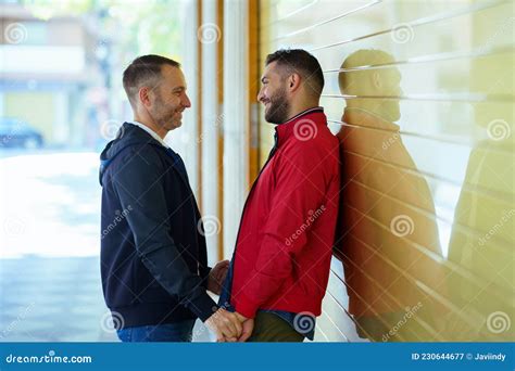 Couple Gay Dans Un Moment Romantique Dans La Rue Image Stock Image Du Romantique Brique