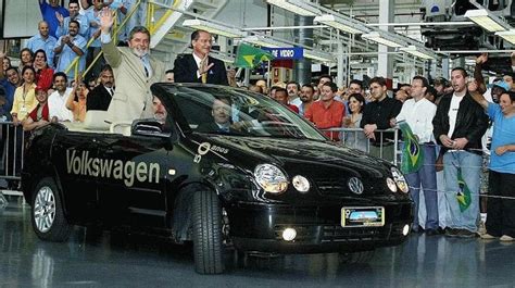 Lula recria fotos históricas de 21 anos atrás em visita à Volkswagen