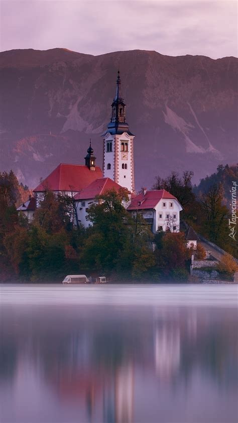 Kościół na wyspie Blejski Otok i Alpy Julijskie Tapeta na telefon