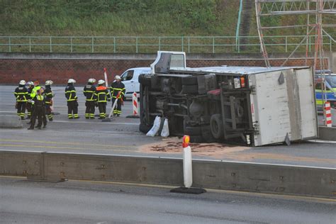 Vollsperrung auf A7 nach Unfall Lkw hinter Elbtunnel umgestürzt