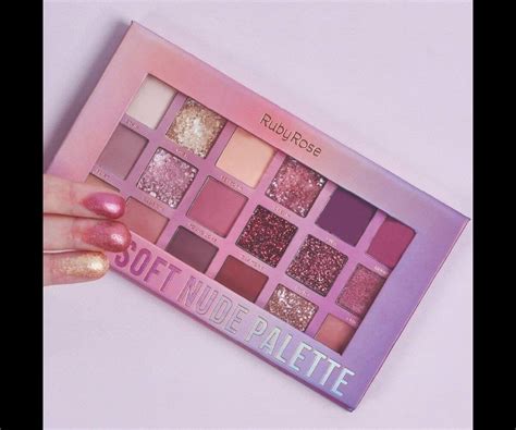 Foto Paleta de sombra soft nude Ruby Rose variedade de tons para várias produções Purepeople