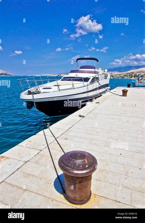 Mooring Bollard Hi Res Stock Photography And Images Alamy