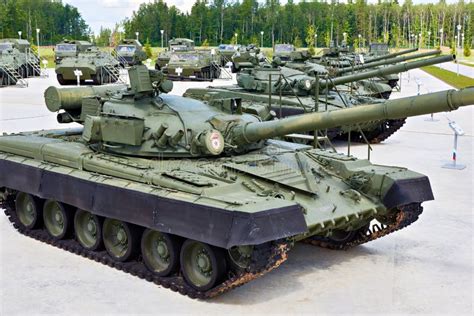 Los Principales Tanques De Batalla SoviÃticos T 64 Y T 72 Imagen de