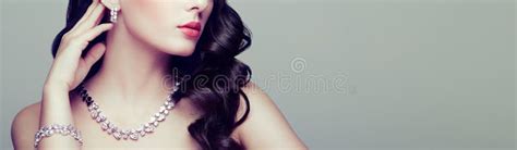 Donna Di Brunette Con Lunghi Capelli Ondulati Fotografia Stock Immagine Di Colore Capelli
