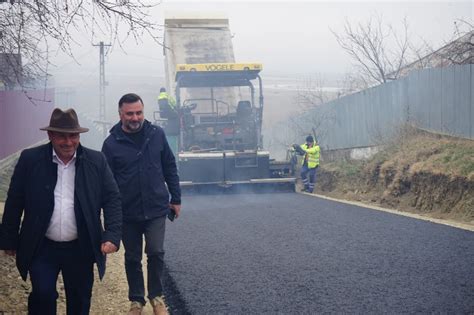 VIDEO Se modernizează infrastructura rutieră din comuna Homocea