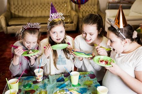 Niños Comiendo Pastel De Cumpleaños Foto Gratis