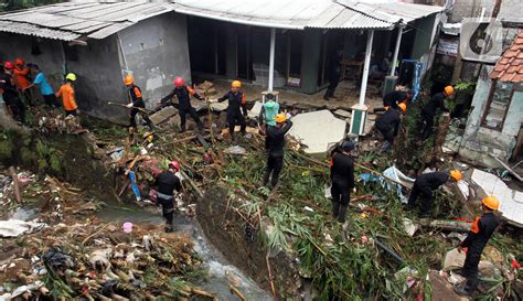 Hujan Deras Sebabkan Banjir Dan Longsor Di Bogor 20 Rumah Rusak Foto