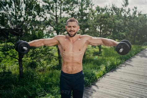 Hombre Adulto En Forma Levanta Peso Pesado Durante La Sesi N De