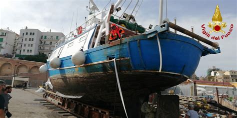 Peschereccio Imbarca Acqua Salvato In Mare Dai Vigili Del Fuoco L Eco