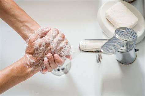 Mujer Joven Se Lava Las Manos En El Lavabo Con Jab N Foto De Archivo