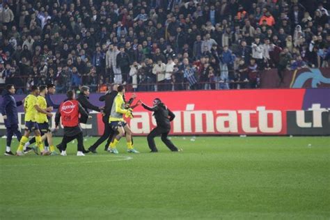 Trabzonspor Fenerbah E Ma Nda Sahaya Ilk Giren Maskeli Taraftar